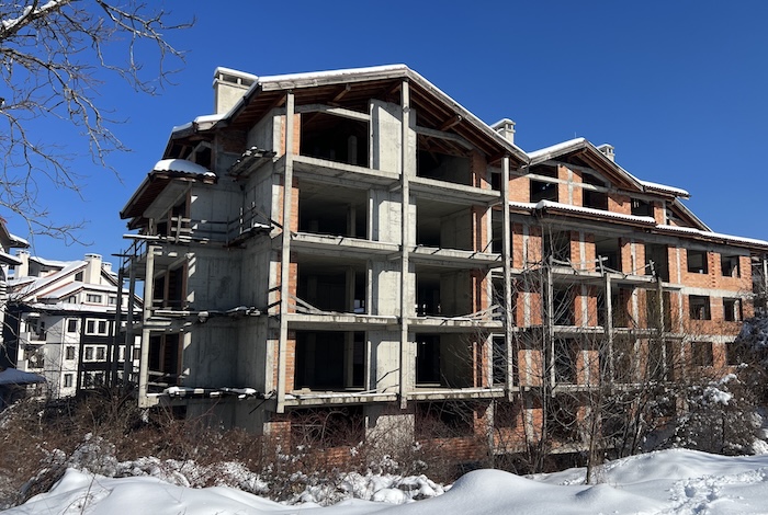 Mons Orbelus under construction in winter, concrete and brick shell