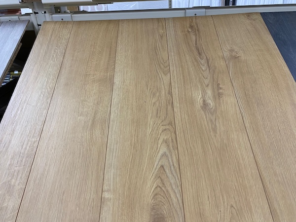 Classic Oak — Standard A laminate sample